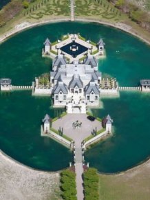 Amazing and strange mansion in Miami