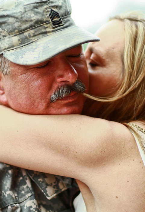 23 Heartwarming Photos Of Soldiers Being Reunited With Their Families