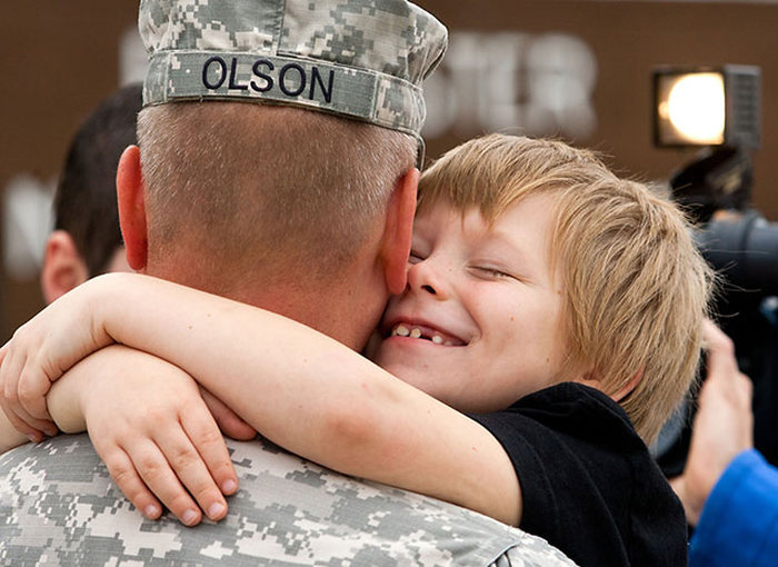 23 Heartwarming Photos Of Soldiers Being Reunited With Their Families