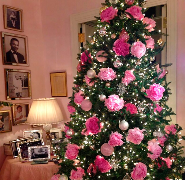 People Are Making Their Christmas Trees Beautiful By Using Flowers