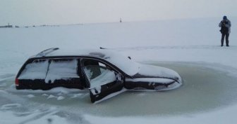 Car Crashes Through Ice And Gets Frozen In The Water