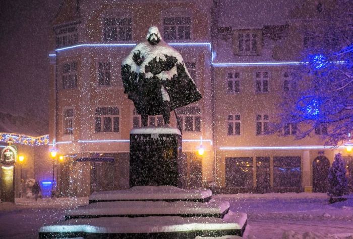 On Snowy Days This Polish Statue Transforms Into Darth Vader