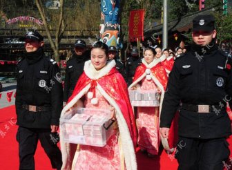 Tourists In China Get The Opportunity Of A Lifetime
