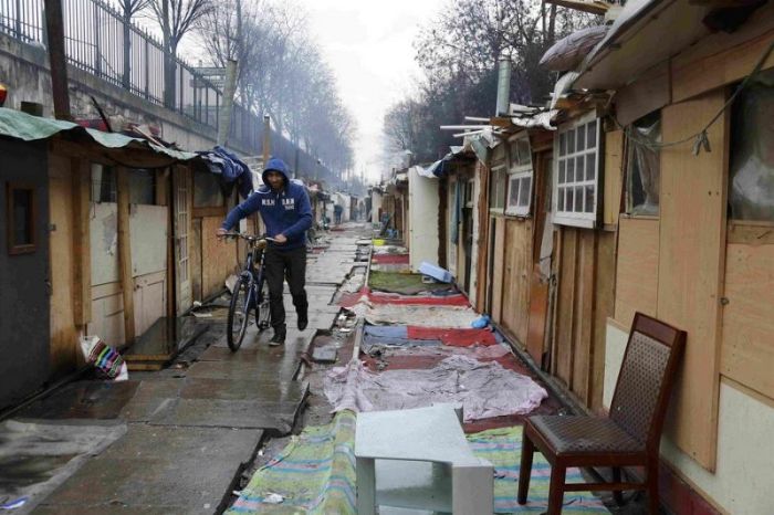 Gypsies Have Created A Village Built Out Of Rubbish In Paris