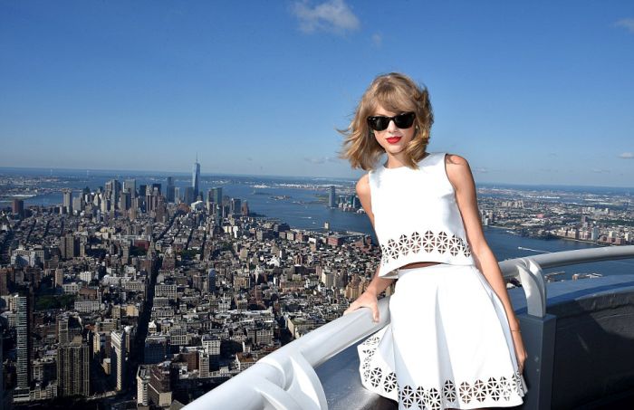Ariana Grande And Taylor Swift Take Pictures On This Secret New York City Deck