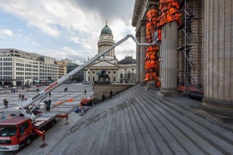 Berlin’s Konzerthaus Covered With 14,000 Refugee Life Jackets