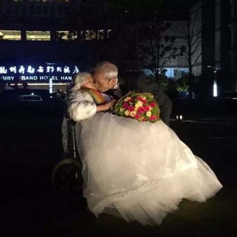 Chinese Man Finds The Most Romantic Way To Say I Love You To His Wife