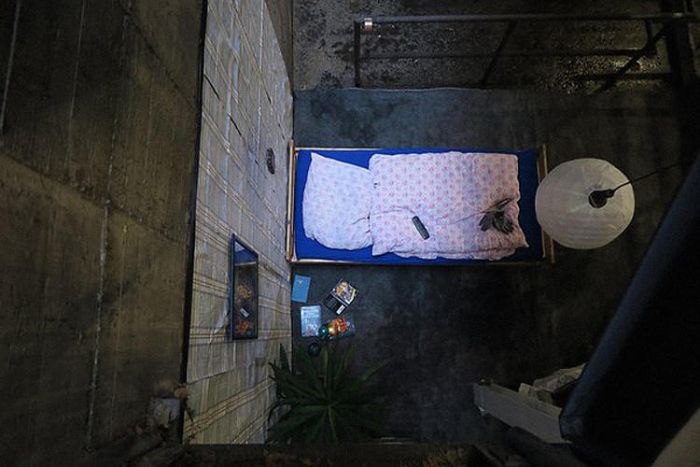 A Mysterious Bedroom Has Appeared In Berlin's Subway Tunnels