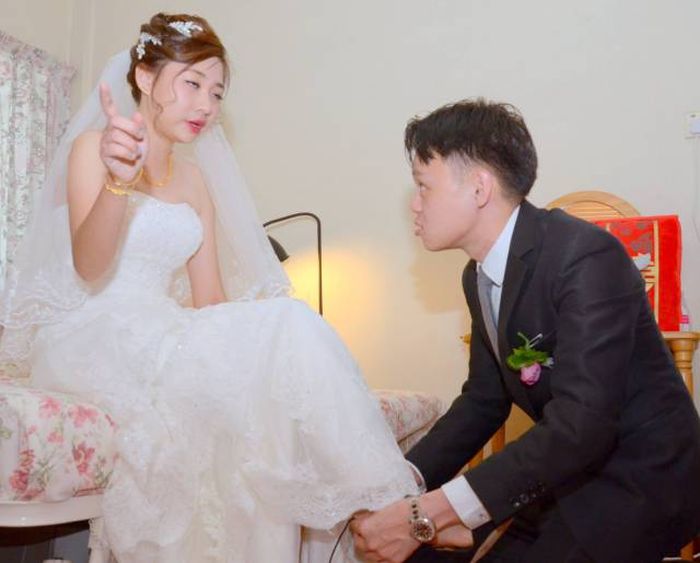 Amateur Photographer Spoils Happy Couple's Wedding Photos