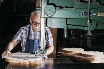 An Inside Look At How Gibson Les Pauls Are Made