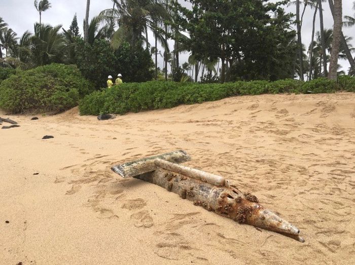 Russian Submarine Turns Up On A Beach In Hawaii