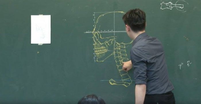 Chinese Teacher Has Some Serious Chalk Skills