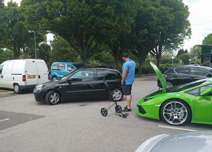 Lamborghini Owner Has To Call In Some Help To Transport His Golf Clubs