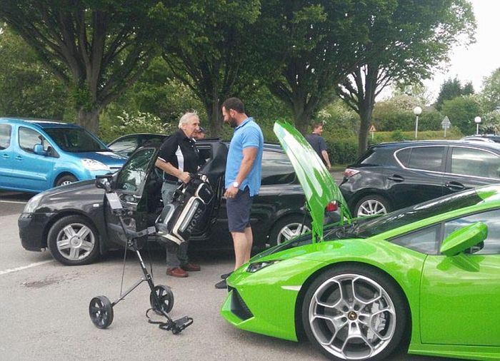 Lamborghini Owner Has To Call In Some Help To Transport His Golf Clubs