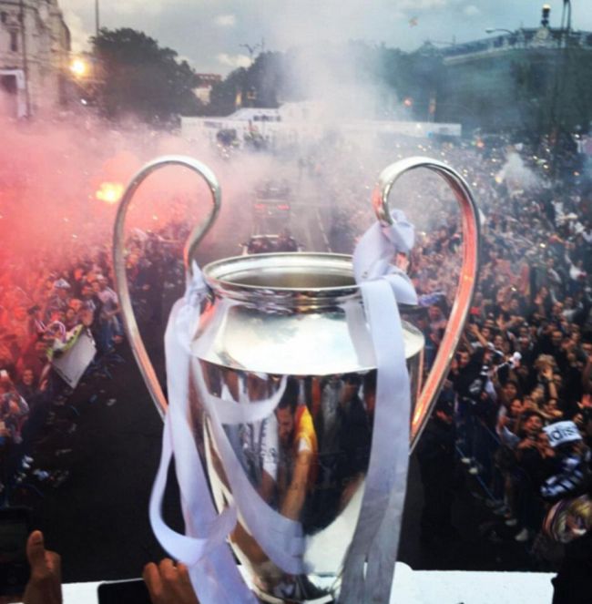 Real Madrid Take The European Cup For A Parade Around The City