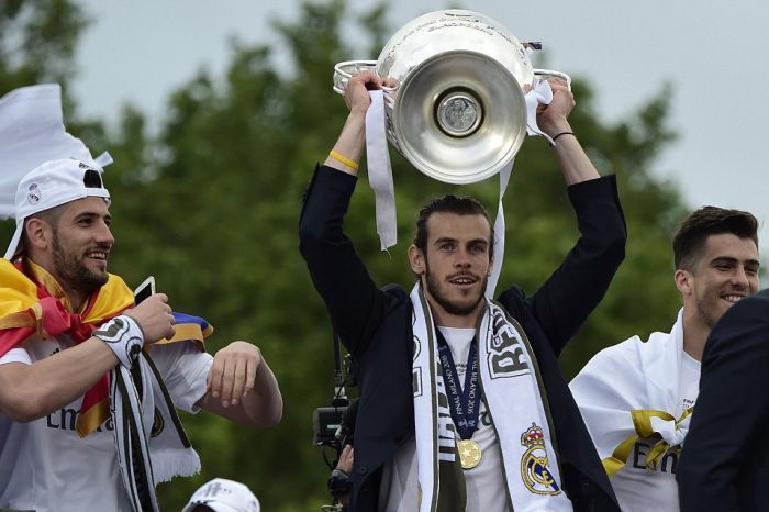Real Madrid Take The European Cup For A Parade Around The City