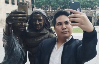 Texas Town Erects Selfie Taking Statue In Front Of City Hall