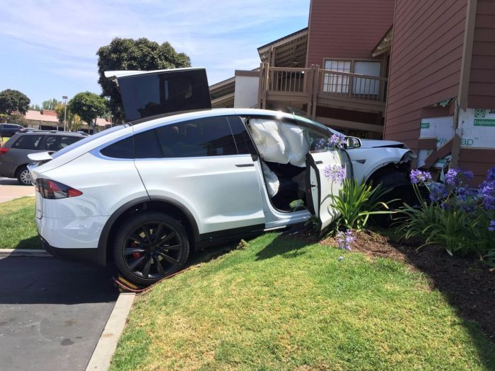 Tesla Owner Says Car Crashed Under Its Own Power