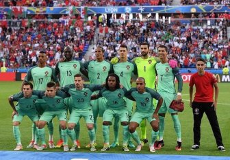Fan Photobombs The Portugese National Team's Photo