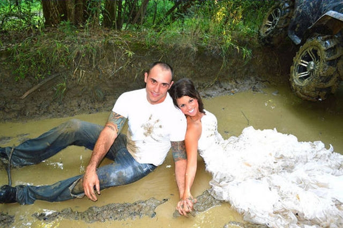 Couples Who Went Out Of Their Way To Take Amusing Wedding Pictures