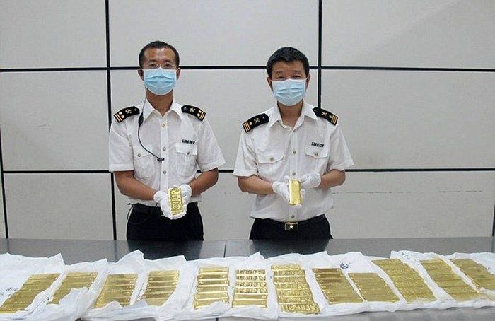 Chinese Customs Officials Detain 12 Tourists Carrying Gold Bars