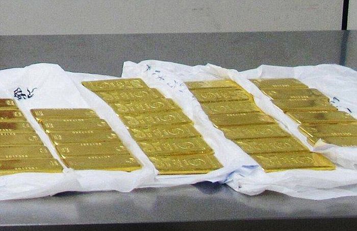 Chinese Customs Officials Detain 12 Tourists Carrying Gold Bars