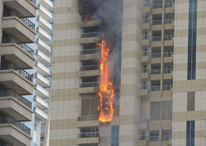 Massive Fire Breaks Out In A 75 Story Building In Dubai