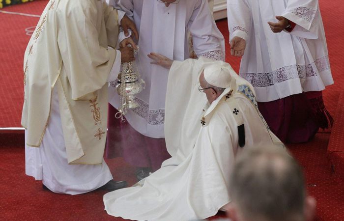Pope Francis Falls Over During Mass With Millions Of People Watching