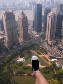 Shanghai Skyscraper Lets Visitors Walk On The Edge Without Handrails