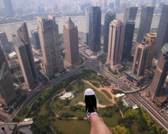 Shanghai Skyscraper Lets Visitors Walk On The Edge Without Handrails