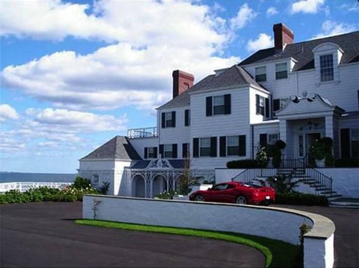 An Inside Look At Taylor Swift's $17 Million Dollar Rhode Island Mansion