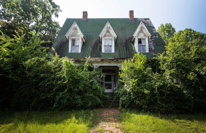 You're Going To Be Shocked When You See This Abandoned Hoarder House