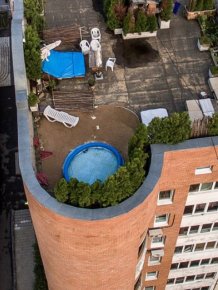 Moscow Residents Stage Luxurious Pool On The Roof