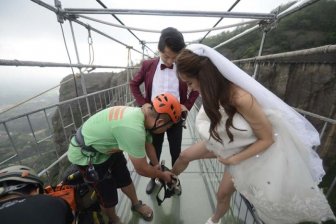 Couple Holds Wedding Ceremony In The Air In China