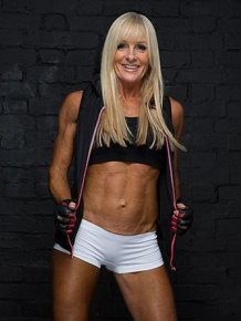 Bodybuilding Grandmother Shows Off Her Ripped Abs
