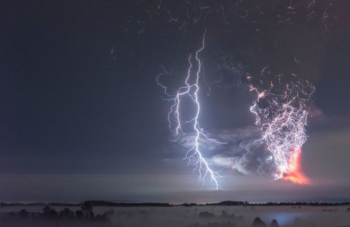 Lightning Strikes Chilean Volcano At The Perfect Moment