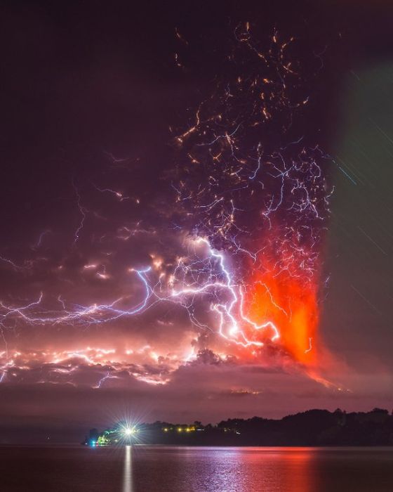 Lightning Strikes Chilean Volcano At The Perfect Moment