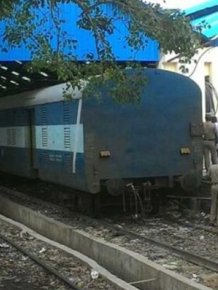 Robbers In India Cut A Hole In This Moving Train To Steal Money