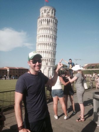 Guy Uses Tourists As Props At The Leaning Tower of Pisa