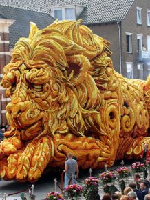 Giant Flower Sculptures Stun Crowds During Flower Parade In The Netherlands