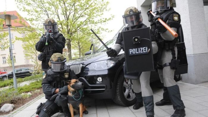 German Swat Team Members Get Chain Mail Like Anti-Knife Equipment