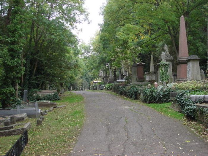 This Haunted Cemetery Has Become Legendary