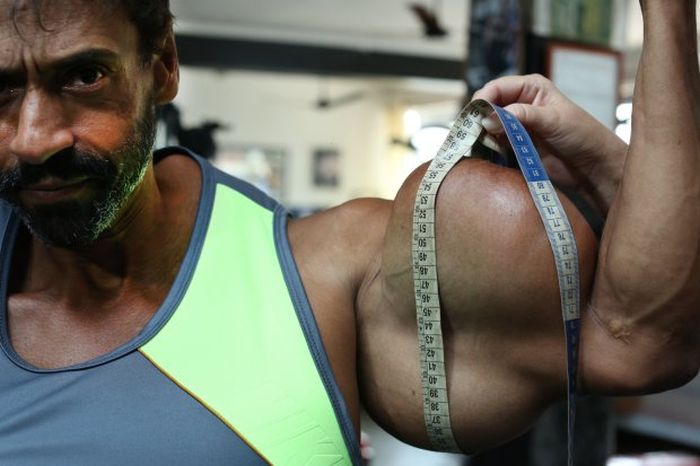 Bodybuilder Gets Ripped After Pumping Oil Into His Body