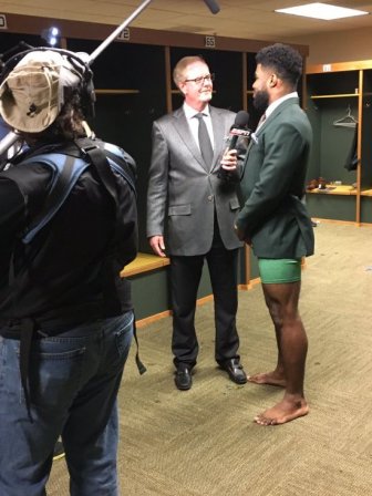 NFL Player Ezekiel Elliot Doesn't Need Pants For Interviews