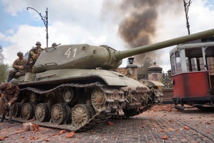 Incredible Diorama Recreates The Drama Of War