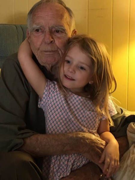 Little Girl Befriends An Elderly Man And Changes His Life