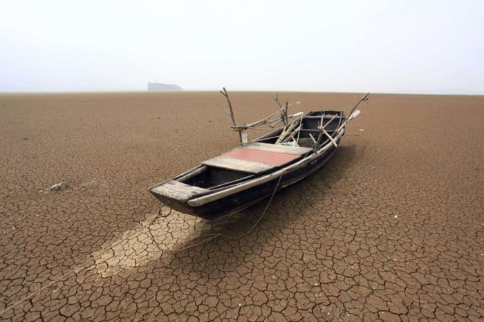 Massive Chinese Lake Dries Up In Just A Matter Of Weeks