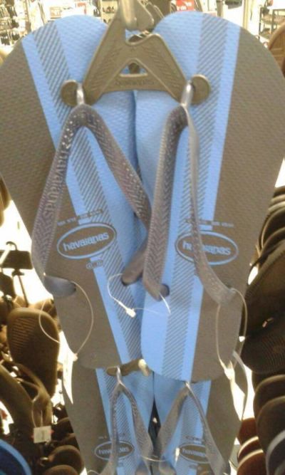 People Are Arguing About The Color Of These Flip Flops