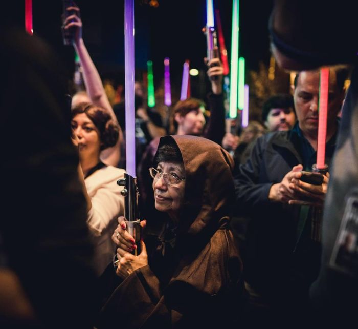 Star Wars Fans Pay Tribute To The Iconic Carrie Fisher
