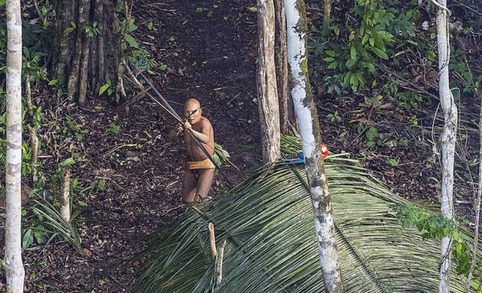 Photographer Snaps Photos Of Savage Tribe In The Amazon
